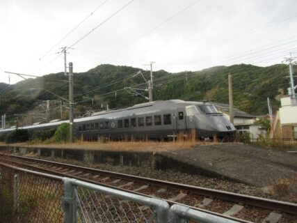 浅海井駅は、大分県佐伯市上浦大字浅海井浦にある、JR九州日豊本線の駅。