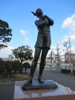 高城駅前の、乙女の像。
