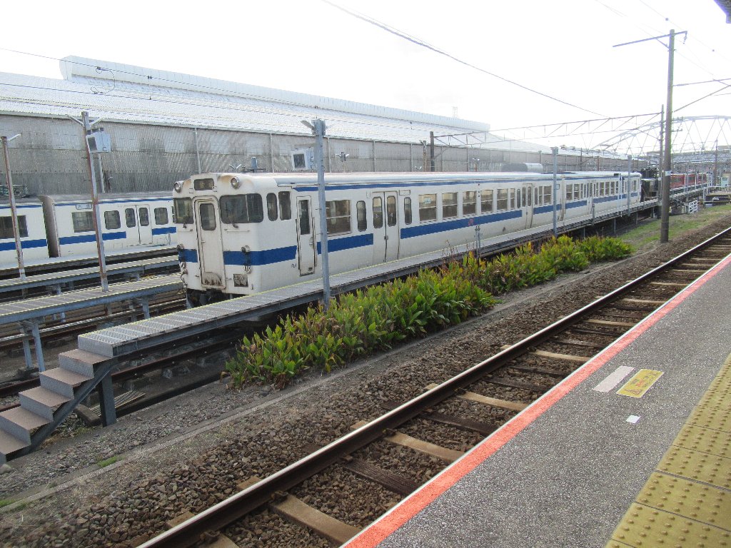 牧駅は、大分県大分市大字牧1番地にある、JR九州日豊本線の駅。
