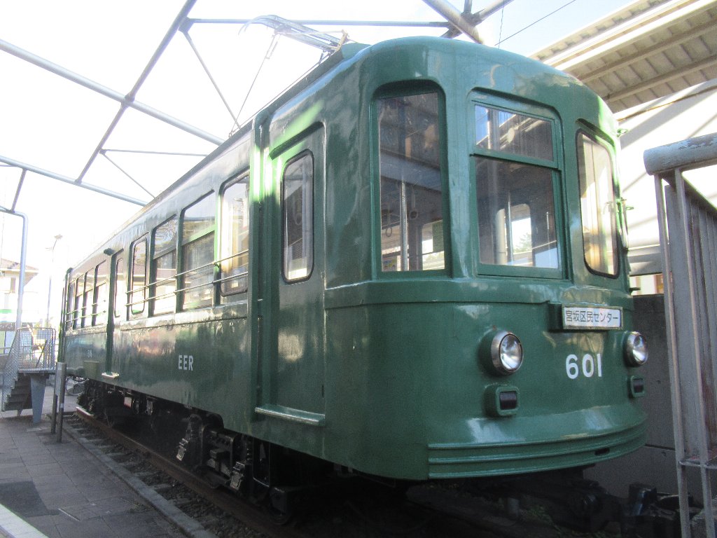 宮の坂駅前に展示されている江ノ電601号車。