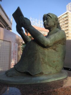 新松戸駅前広場の一角に、希望という読書する少女の像がございました。