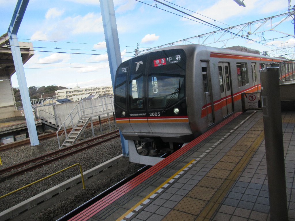 飯山満駅は、千葉県船橋市飯山満町二丁目にある、東葉高速鉄道の駅。