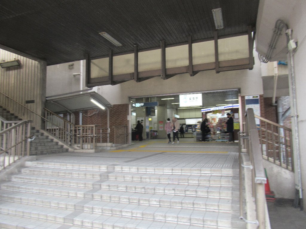 葛西駅は、東京都江戸川区中葛西五丁目にある、東京メトロ東西線の駅。