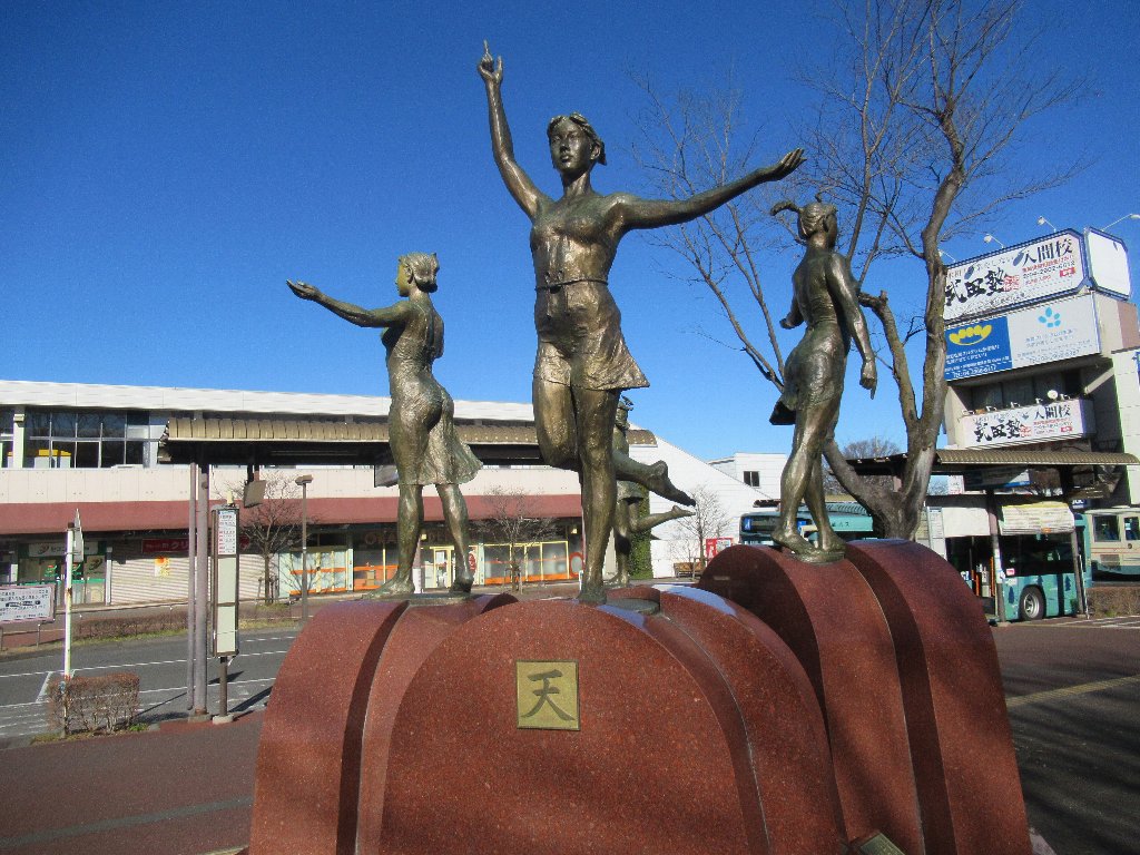 入間市駅前広場にある、三美神なる像。