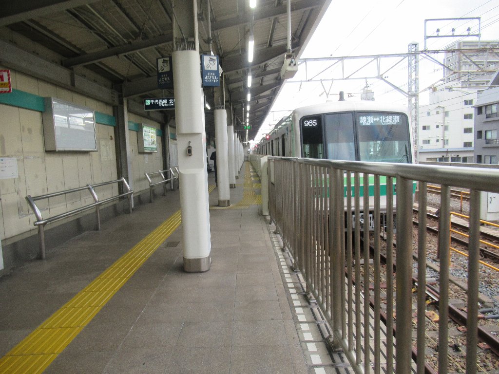 綾瀬駅は、東京都足立区綾瀬三丁目にある、東京メトロ・JR東日本の駅。