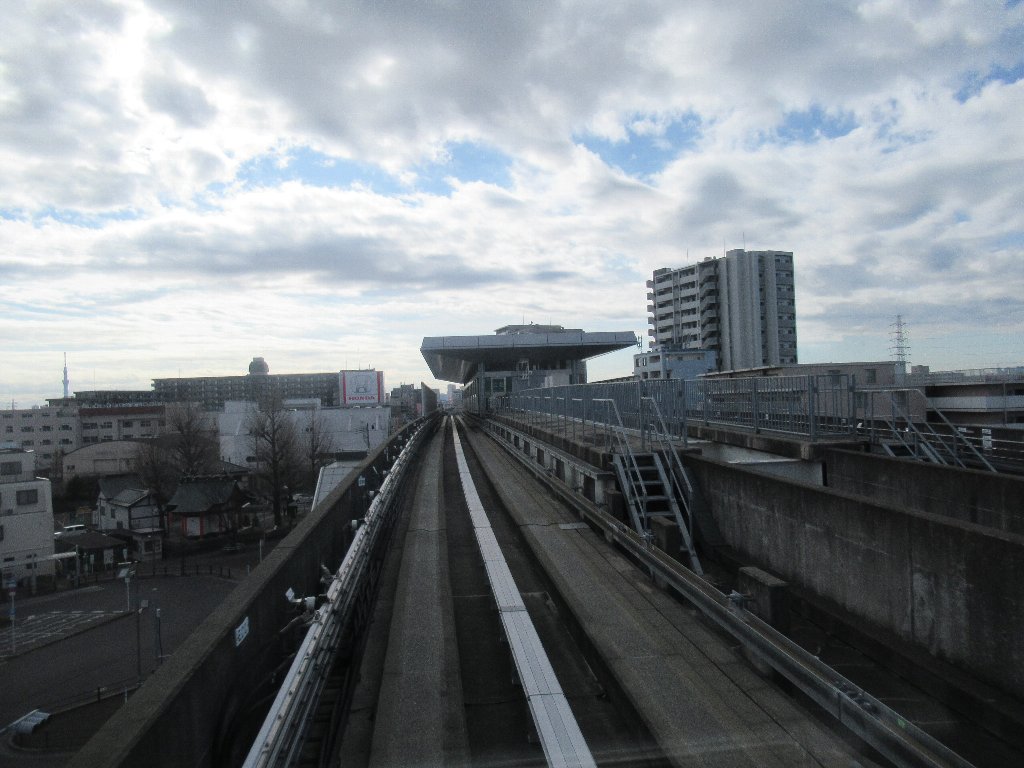 江北駅は、東京都足立区江北四丁目にある、日暮里・舎人ライナーの駅。