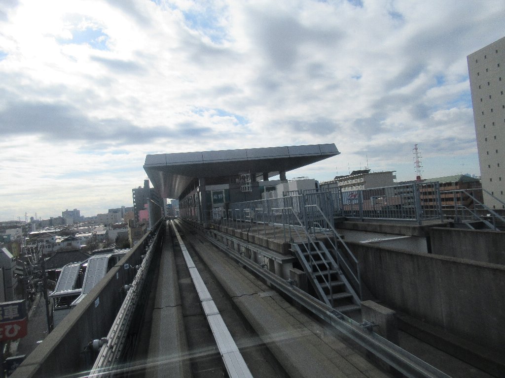 高野駅は、東京都足立区扇二丁目にある、日暮里・舎人ライナーの駅。
