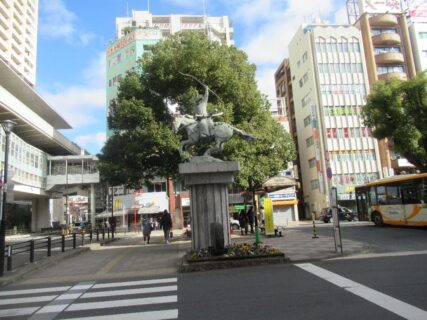 日暮里駅東口にある太田道灌像、回転一枝。