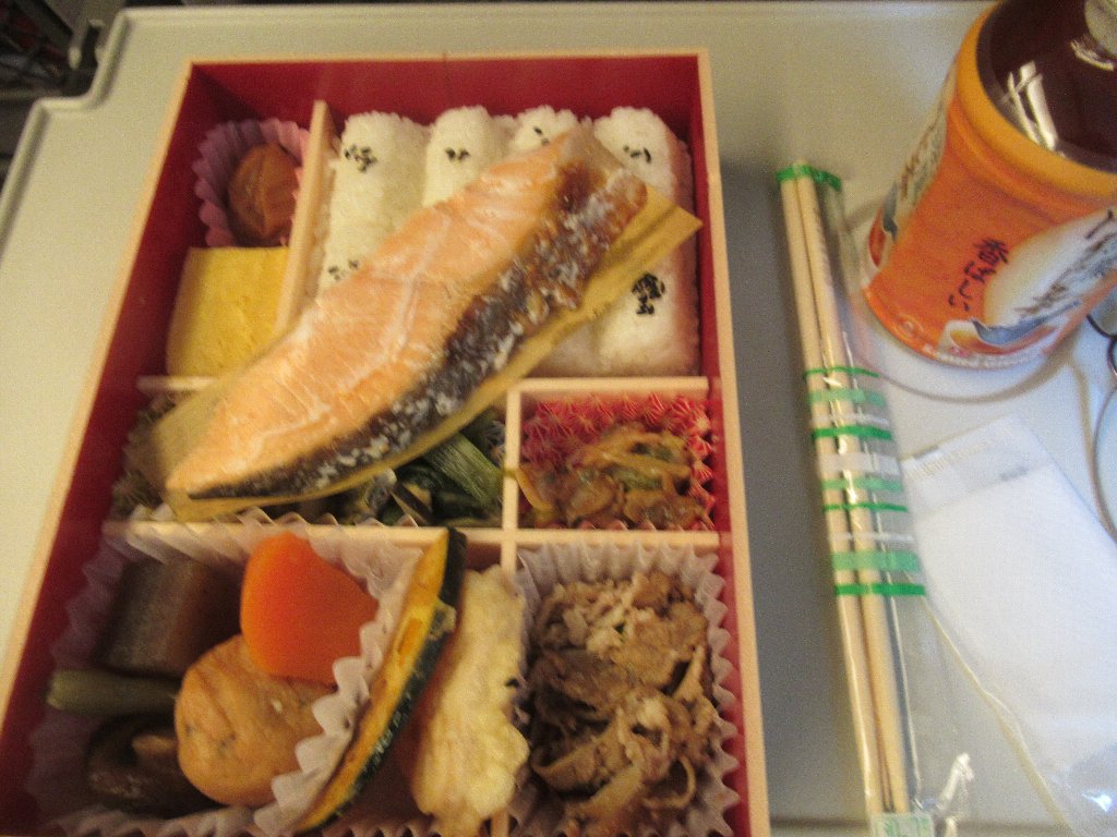 東海道新幹線のぞみ号の車内で駅弁食べつつ、東京から京都へ。
