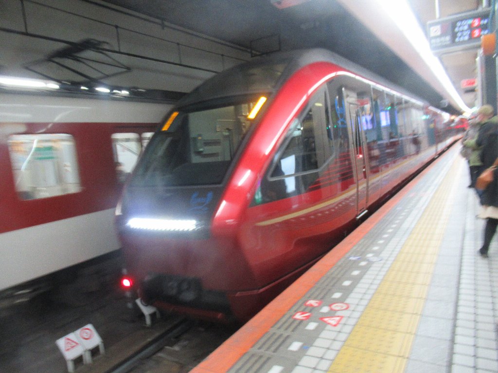 大阪難波駅から津駅まで、名阪特急ひのとりに乗車です。