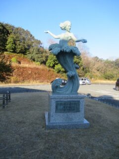 賢島駅前の伊勢志摩サミット記念モニュメント、波際の架け橋。