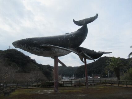 道の駅たいじ付近にある、実物大のクジラのモニュメント。