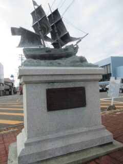 串本駅前にある、アメリカ商船レィディ・ワシントン号の像。