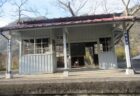 西の屋菊ヶ峠店前に保存されている、同和鉱業片上鉄道キハ311。