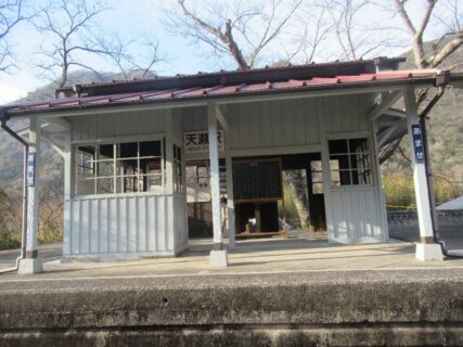 天瀬駅は、岡山県和気郡佐伯町にあった、同和鉱業片上鉄道の駅（廃駅）。