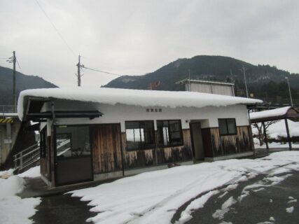 西粟倉駅は、岡山県英田郡西粟倉村長尾にある、智頭急行智頭線の駅。