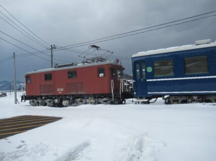隼駅に居る、電気機関車ED301と客車オロ12。