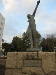 西川緑道公園、田町橋の平和の女神像でございます。
