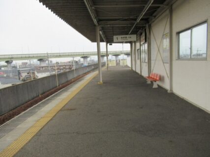 いつまで経っても仮駅のママ、城北線の勝川駅でございます。