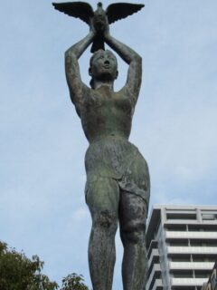 西川緑道公園の平和像でございます。