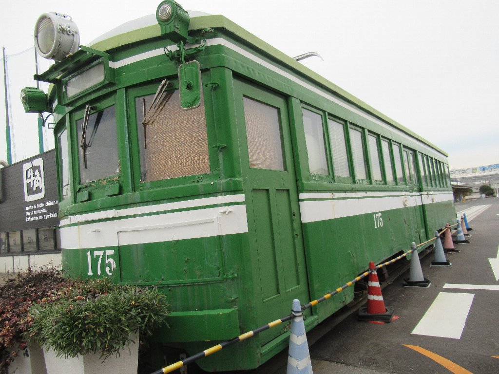 パブリックプラザ丸亀に、阪堺電軌モ161形モ175号がございます。