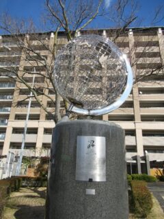 富田林駅前の、昴なる地球儀のようなオブジェ。