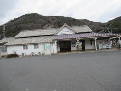 安浦駅は、広島県呉市安浦町中央一丁目にある、JR西日本呉線の駅。