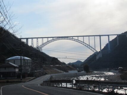 沼田川の渓谷にまたがる国内最長アーチ橋、広島空港大橋。
