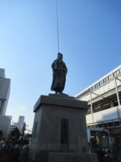 福山駅前にある、平櫛田中の五浦釣人像でございます。