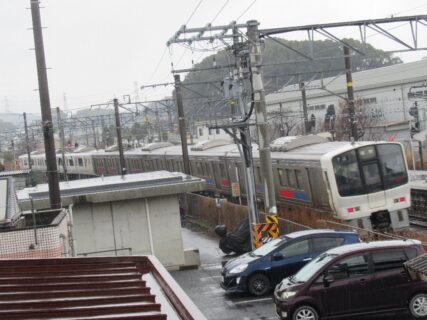 基山駅は、佐賀県三養基郡基山町にある、JR九州・甘木鉄道の駅。