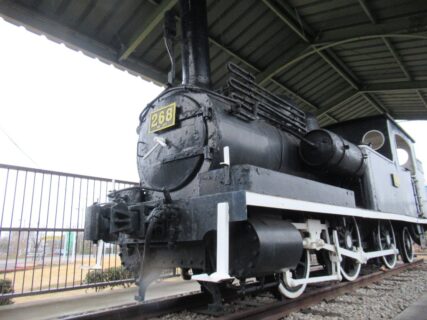 鳥栖駅東側にあるSL、国鉄230形蒸気機関車268号機。