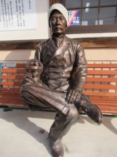 東多久交流プラザのベンチに、志田林三郎博士が座っておられました。