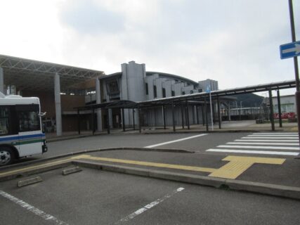 多久駅は、佐賀県多久市北多久町大字小侍にある、JR九州唐津線の駅。