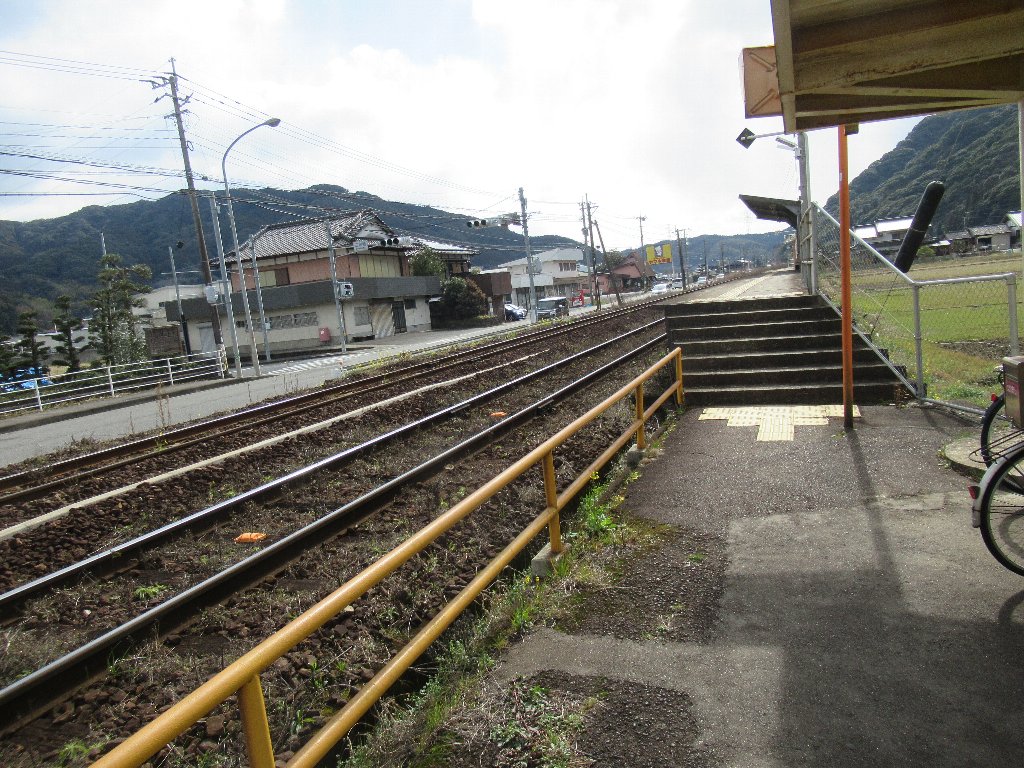 本牟田部駅は、佐賀県唐津市相知町牟田部にある、JR九州唐津線の駅。