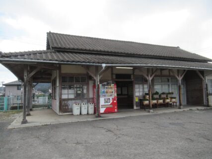 山本駅は、佐賀県唐津市山本にある、JR九州唐津線と筑肥線の駅。