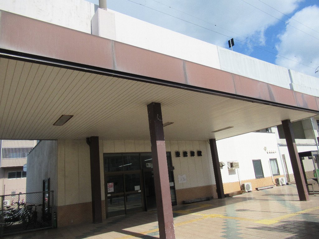 東唐津駅は、佐賀県唐津市松南町にある、JR九州筑肥線の駅。