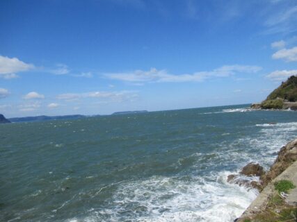 浜玉町渕上防波堤付近から唐津湾を眺めております。