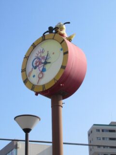 西明石駅東口ロータリーの時計、時のわらしって言うらしい。