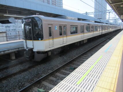 尼崎駅から阪神なんば線に乗り換え、近鉄線方面へと移動します。