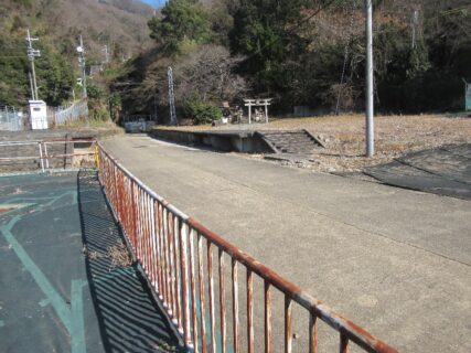 孔舎衛坂駅は、大阪府枚岡市日下町にあった近鉄奈良線の駅（廃駅）。