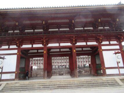 東大寺中門でございます。