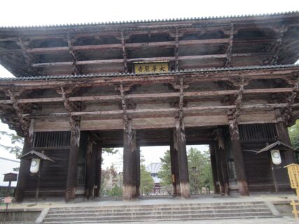 国宝・東大寺南大門、オマケの鹿。
