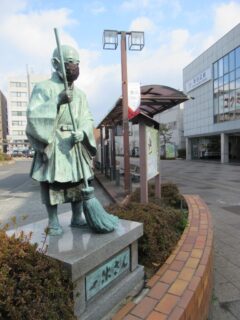 新田辺駅西口ロータリーの一休宗純像。