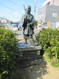 京田辺駅西口広場の一休宗純像。