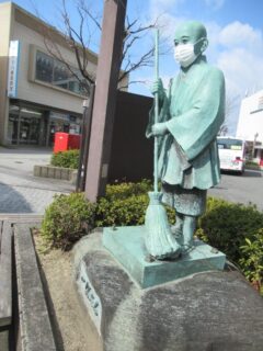 松井山手駅東口広場の一休宗純像。