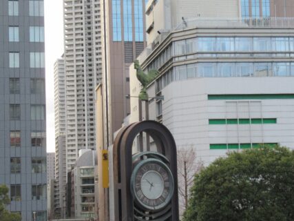 三宮の鶏時計を眺めつつ、神戸空港に向かいます。