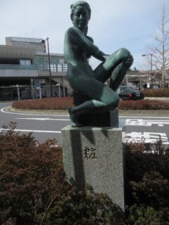 勝田駅東口の歩道脇にあった、粧の像。