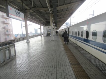 岐阜羽島駅は、岐阜県羽島市福寿町平方にある、JR東海東海道新幹線の駅。