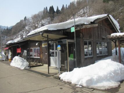 北濃駅は、岐阜県郡上市白鳥町歩岐島にある、長良川鉄道越美南線の駅。