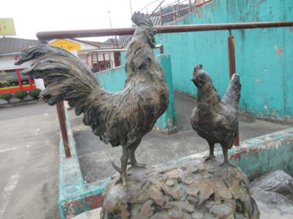 郡上温泉ホテル郡上八幡の入り口付近にあった鶏の像。